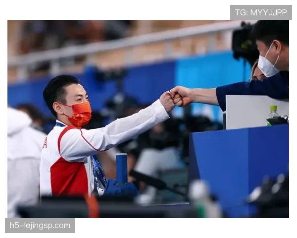 邹敬园家里衣柜打开全是奥运同款,但本人穿拖鞋买菜被大妈砍价 邹敬园家里衣柜打开全是奥运同款,但本人穿拖鞋买菜被大妈砍价